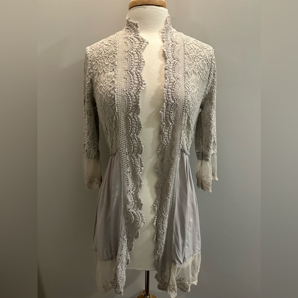 BKE Boutique Chiffon Lace overlay Flyaway Cardigan. Size XSmall Glacier …
